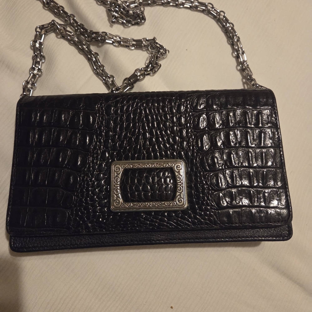 Brigbton/VT/Elegant Black Crocodile-Embossed Chain Bag.